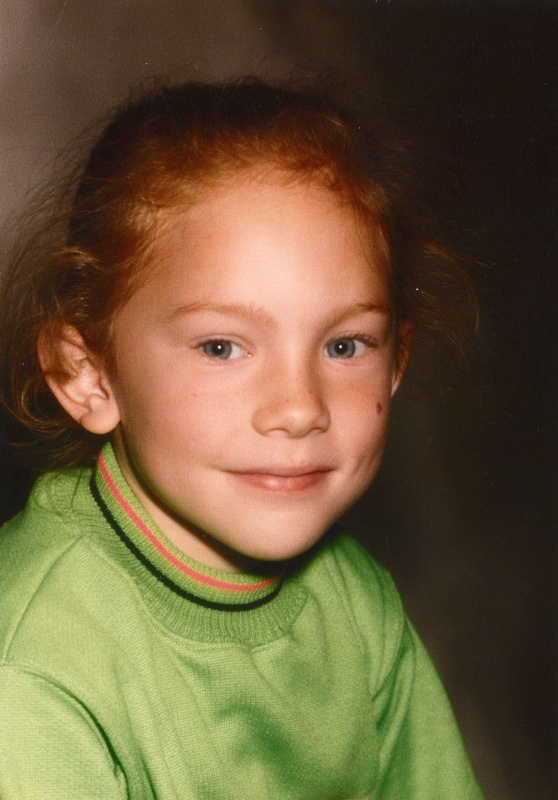 Portraitfoto von Pia Maria Wieninger in grünem Pullover