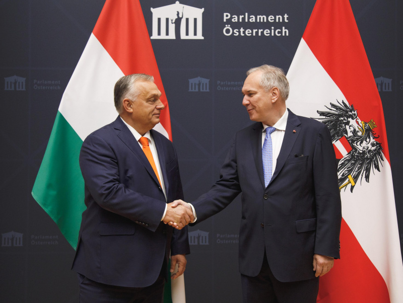 Fahnenfoto. Von rechts: Nationalratspräsident Walter Rosenkranz (FPÖ), Ministerpräsident Ungarns Viktor Orbán
