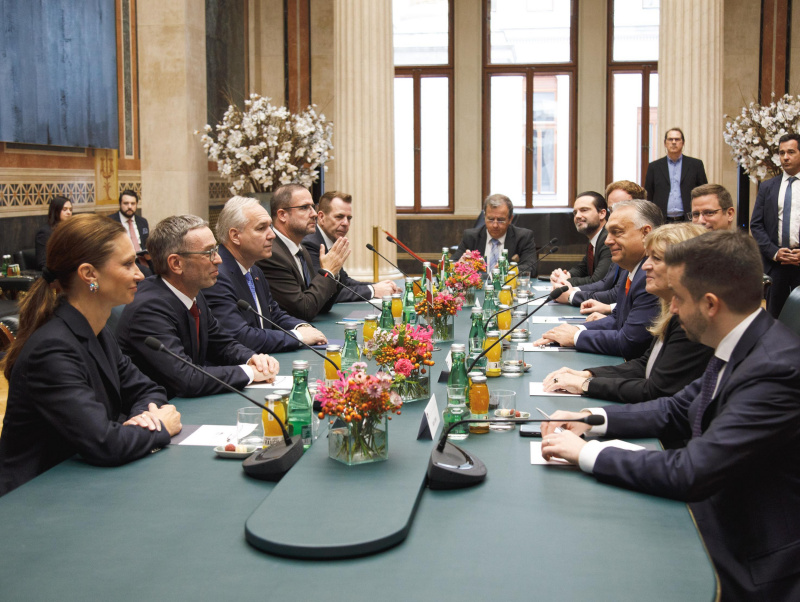 Aussprache. Linke Tischhälfte: Österreichische Delegation unter der Leitung von Von rechts: Nationalratspräsident Walter Rosenkranz (FPÖ). Rechte Tischhälfte: Ungarische Delegation unter der Leitung von Ministerpräsident Ungarns Viktor Orbán