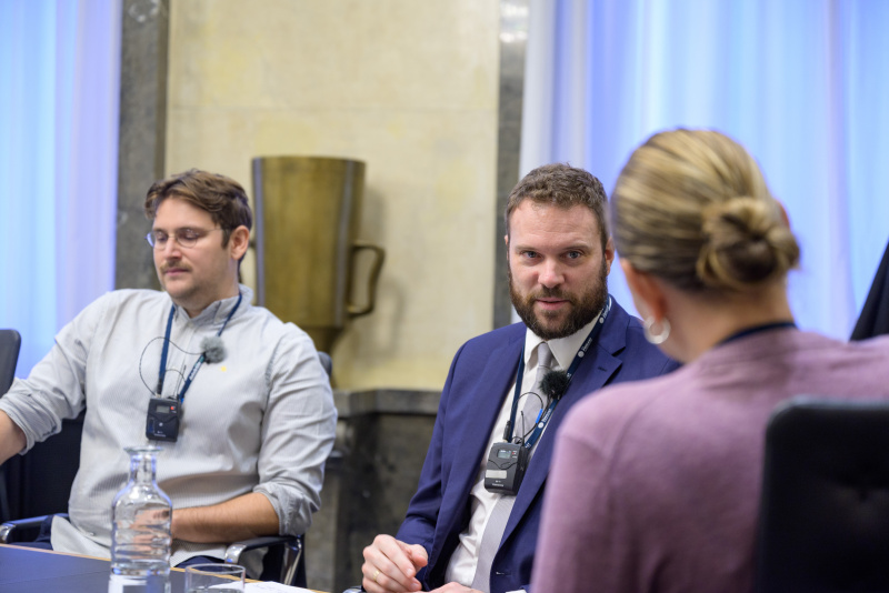 Von links: epicenter.works Policy Advisor Sebastian Kneidinger, Büro für strategische Netz- und Informationssystemsicherheit Leiter Mag. Arno Spiegel