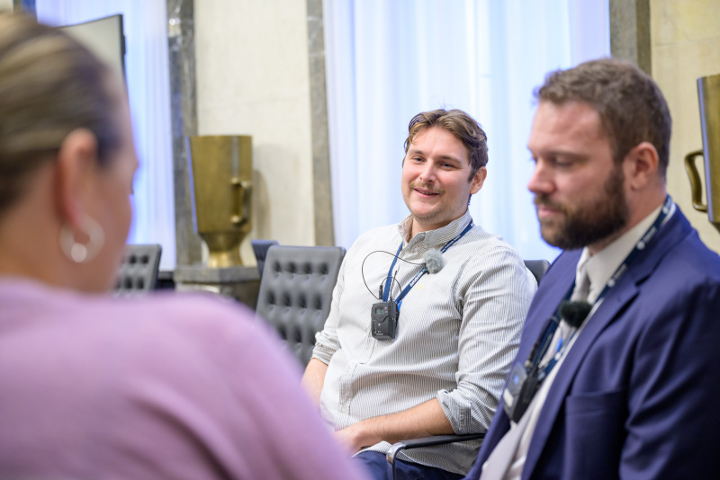 Von links: epicenter.works Policy Advisor Sebastian Kneidinger, Büro für strategische Netz- und Informationssystemsicherheit Leiter Mag. Arno Spiegel