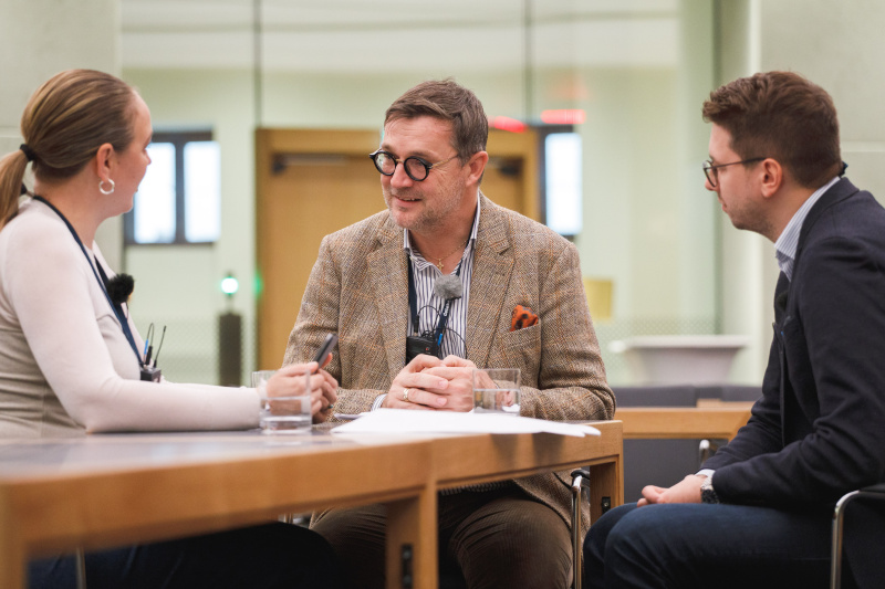 Von links: Podcast Host Tatjana Lukáš, Klaus Steinmaurer - RTR und Patrick Reisinger - OEAD