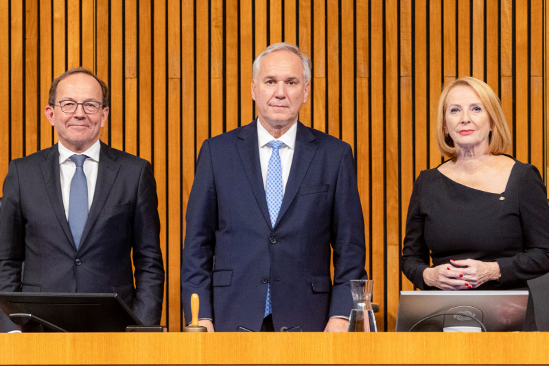 Am Präsidium: Von links: Zweiter Nationalratspräsident Peter Peter Haubner (ÖVP), Nationalratspräsident Walter Rosenkranz (FPÖ),.Dritte Nationalratspräsidentin Doris Bures (SPÖ)