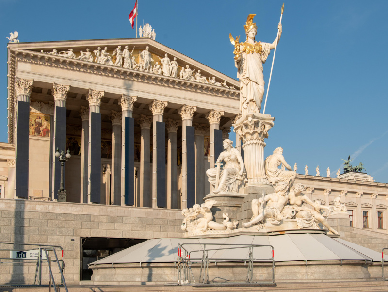 Brunnenabdeckung am Pallas Athene Brunnen. 4zu3