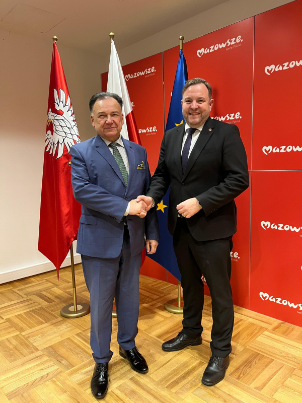 Fahnenfoto. Von links: Vorstand der Woiwodschaft Masowien Adam Struzik, Bundesratspräsident Franz Ebner (ÖVP)