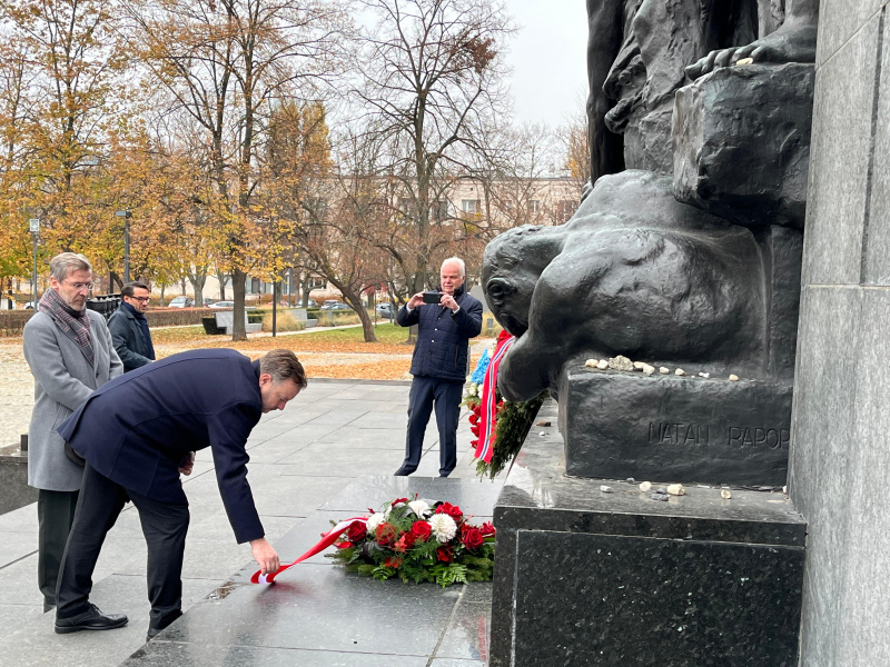 Kranzniederlegung am Denkmal der Ghetto-Helden