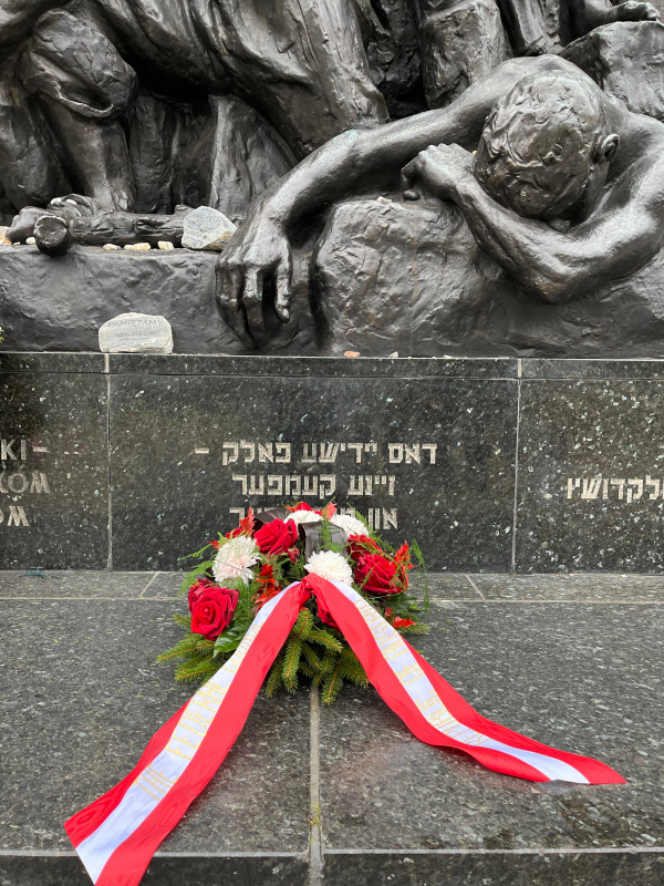 Kranzniederlegung am Denkmal der Ghetto-Helden