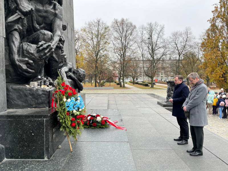 Kranzniederlegung am Denkmal der Ghetto-Helden