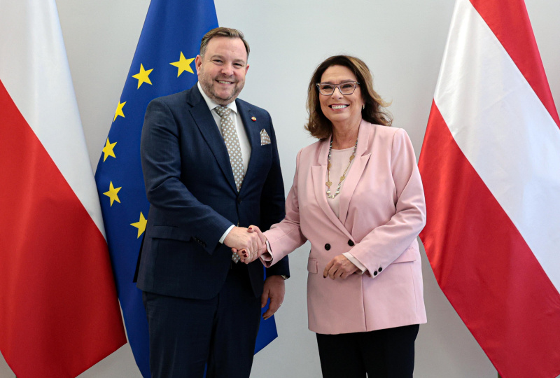 Fahnenfoto. Von links: Bundesratspräsident Franz Ebner (ÖVP), Senatspräsidentin der Republik Polen Malgorzata Kidawa Blonska