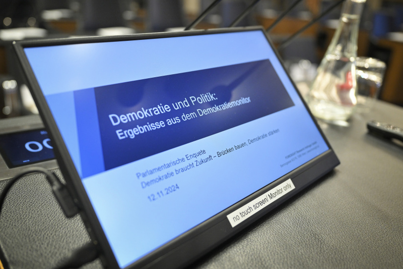 Monitor auf dem Redner:innenpult