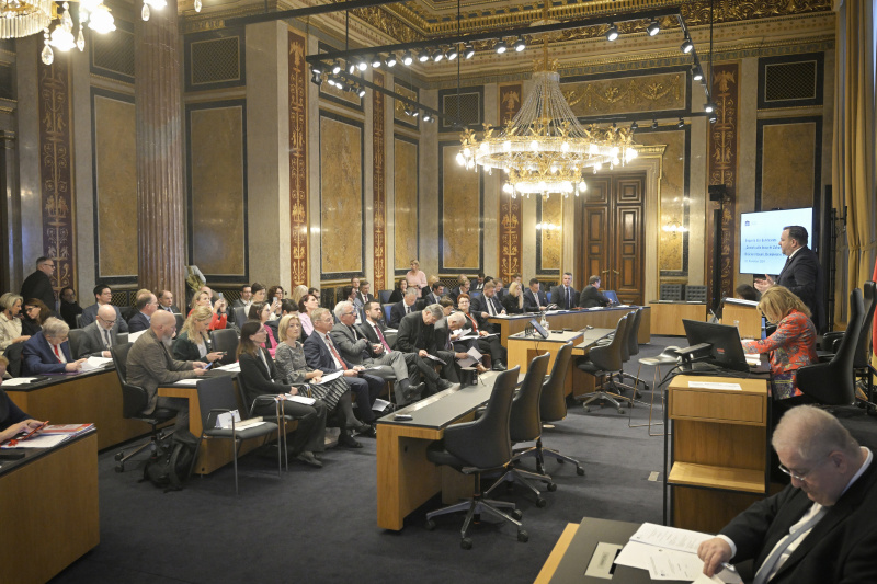 Begrüßung. Bundesratspräsident Franz Ebner (ÖVP). Blick Richtung Veranstaltungsteilnehmer:innen