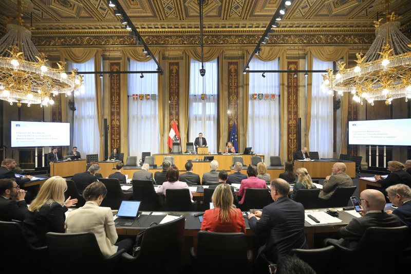 Begrüßung. Bundesratspräsident Franz Ebner (ÖVP). Blick Richtung Veranstaltungsteilnehmer:innen