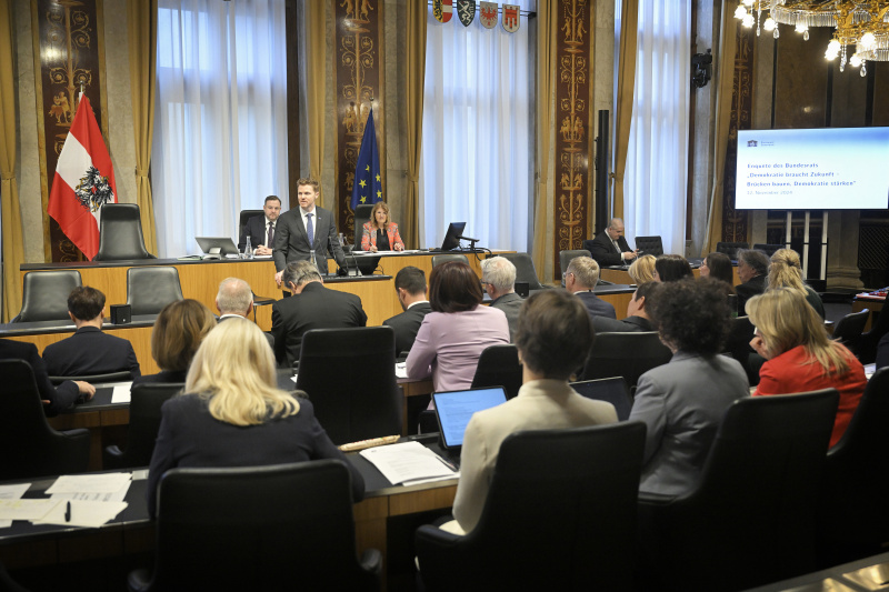 Vertreter der Europäischen Kommission Christian Wigand. Blick Richtung Veranstaltungsteilnehmer:innen