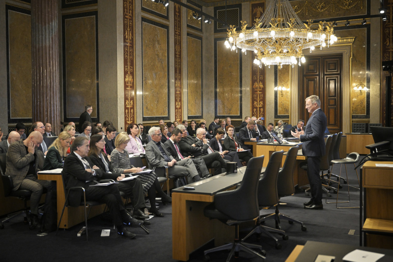 Landeshauptmann von Oberösterreich Thomas Stelzer. Blick Richtung Veranstaltungsteilnehmer:innen