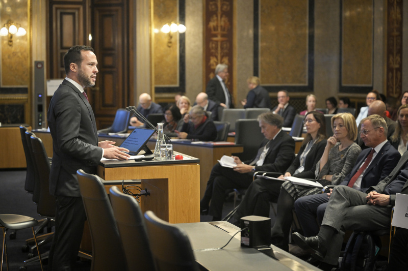 Geschäftsführer von Republik21 Martin Hagen. Blick Richtung Veranstaltungsteilnehmer:innen