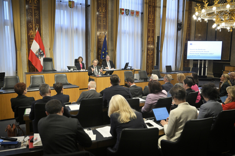 Präsident der Österreichischen Forschungsgemeinschaft Emil Brix. Blick Richtung Veranstaltungsteilnehmer:innen