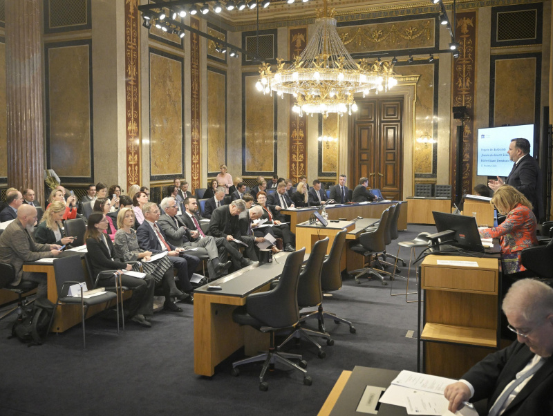Begrüßung. Bundesratspräsident Franz Ebner (ÖVP). Blick Richtung Veranstaltungsteilnehmer:innen2