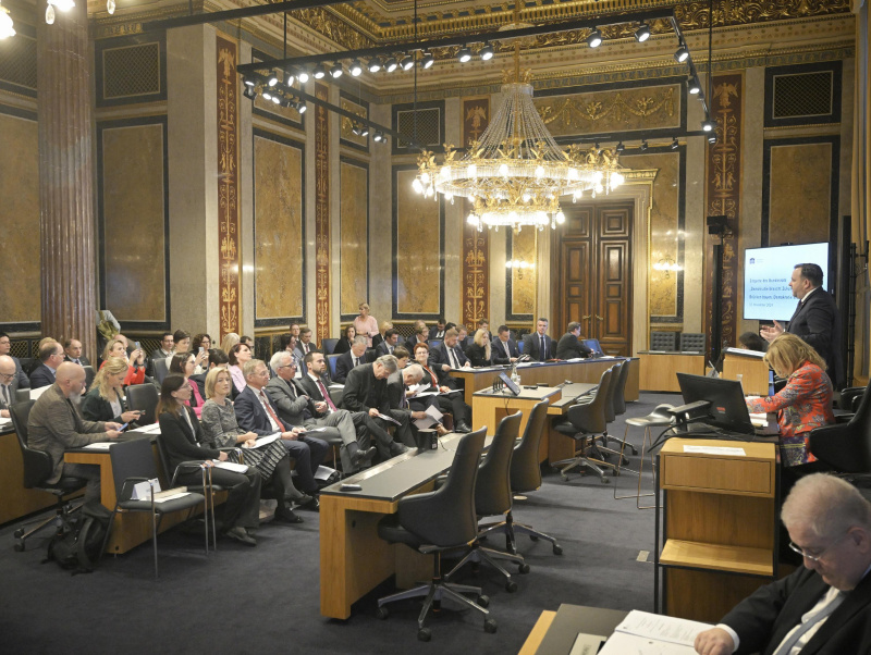 Begrüßung. Bundesratspräsident Franz Ebner (ÖVP). Blick Richtung Veranstaltungsteilnehmer:innen 3