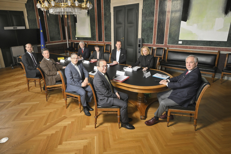 Von rechts Nationalratspräsident Walter Rosenkranz (FPÖ). Linke Tischhälfte von rechts: Zweiter Präsident des Nationalrates Peter Haubner (ÖVP), Klubobmann August Wöginger (ÖVP), Klubobmann-Stv. Norbert Nemeth (FPÖ), Klubobfrau-Stellvertreter Nikolaus Scherak (NEOS). Rechte Tischhälfte von rechts: Dritte Nationalratspräsidentin Doris Bures (SPÖ), Erster Stellvertreter des Klubvorsitzenden Philip Kucher (SPÖ), Klubobfrau Sigrid Maurer (GRÜNE), Parlamentsdirektor Harald Dossi