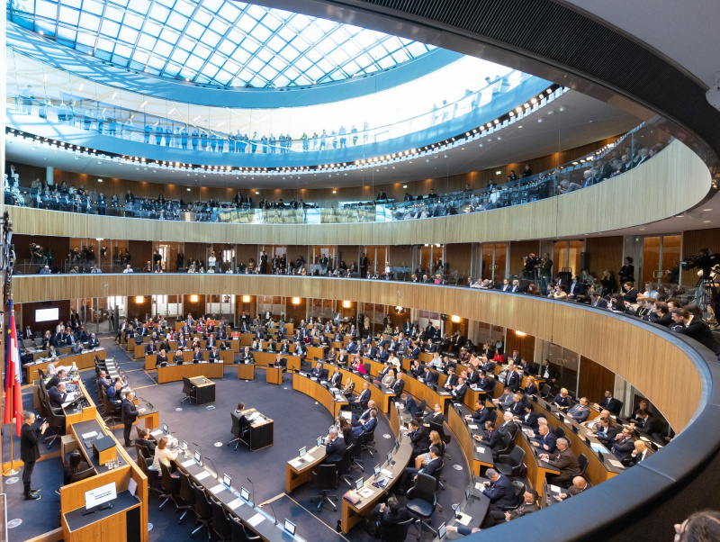 Blick Richtung Sitzungsteilnehmer:innen