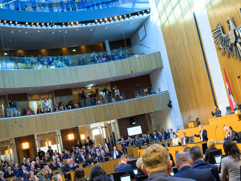 Blick Richtung Sitzungsteilnehmer:innen