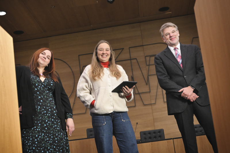 Von links: Professorin für Politische Kommunikation Uni Wien Sophie Lecheler, Podcast Host Tatjana Lukáš, Professor für Medien- und Kommunkationswissenschaft Matthias Karmasin