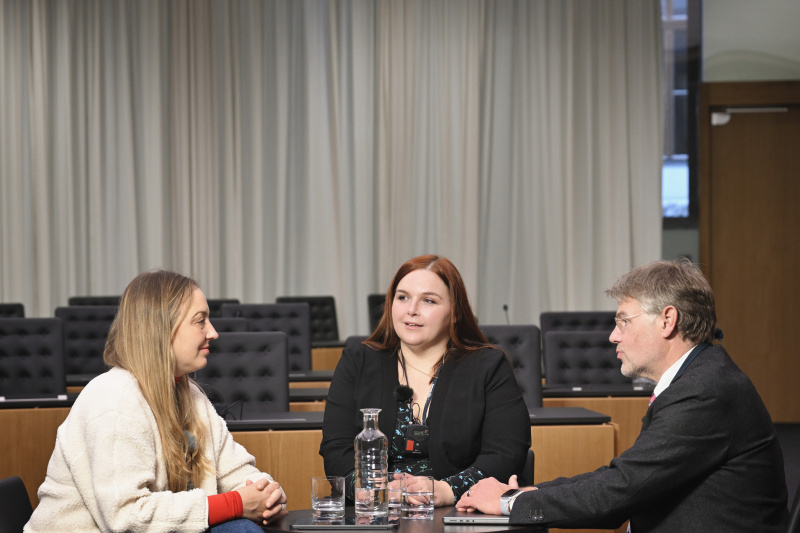 Von links: Podcast Host Tatjana Lukáš, Professorin für Politische Kommunikation Uni Wien Sophie Lecheler, Professor für Medien- und Kommunkationswissenschaft Matthias Karmasin