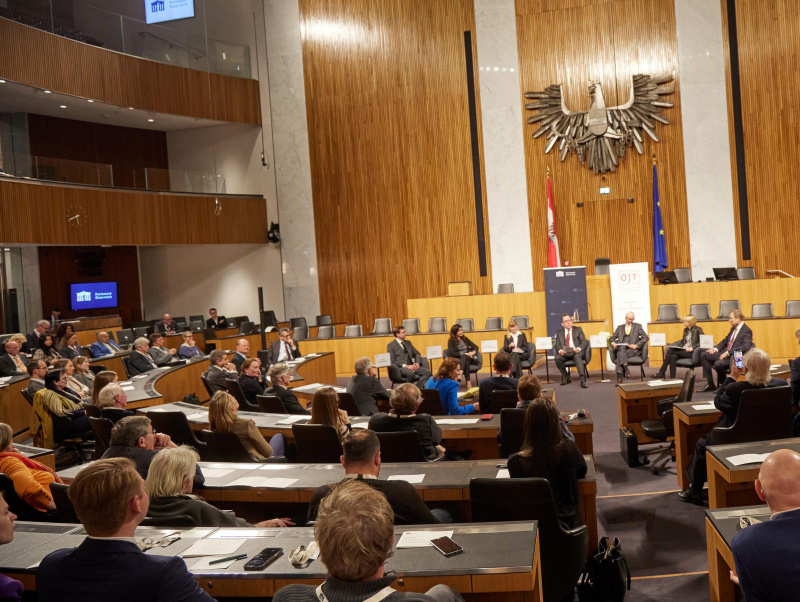 Podiumsdiskussion. Von links: Vereinigung der Österreichischen Richterinnen und Richter Stephan Faulhammer, Erste Staatsanwältin Vereinigung Österreichischer Staatsanwältinnen und Staatsanwälte Cornelia Koller, Vorständin des Instituts für Strafrecht und Kriminologie der Universität Wien Susanne Reindl-Krauskopf, Stellvertretender Chefredakteur der Salzburger Nachrichten Andreas Koller, Bundesministerium für Justiz Fritz Zeder, Bundesministerium für Inneres Lisa Pühringer, Präsident der Rechtsanwaltskammer Wien Michael Rohregger