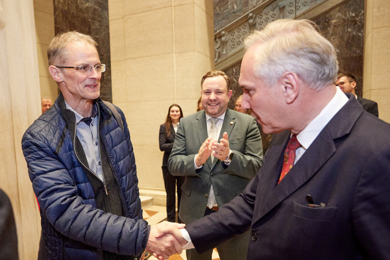 Von rechts: Nationalratspräsident Walter Rosenkranz (FPÖ), Bundesratspräsident Franz Ebner (ÖVP), Einmillionster Besucher Claus-Peter Albers