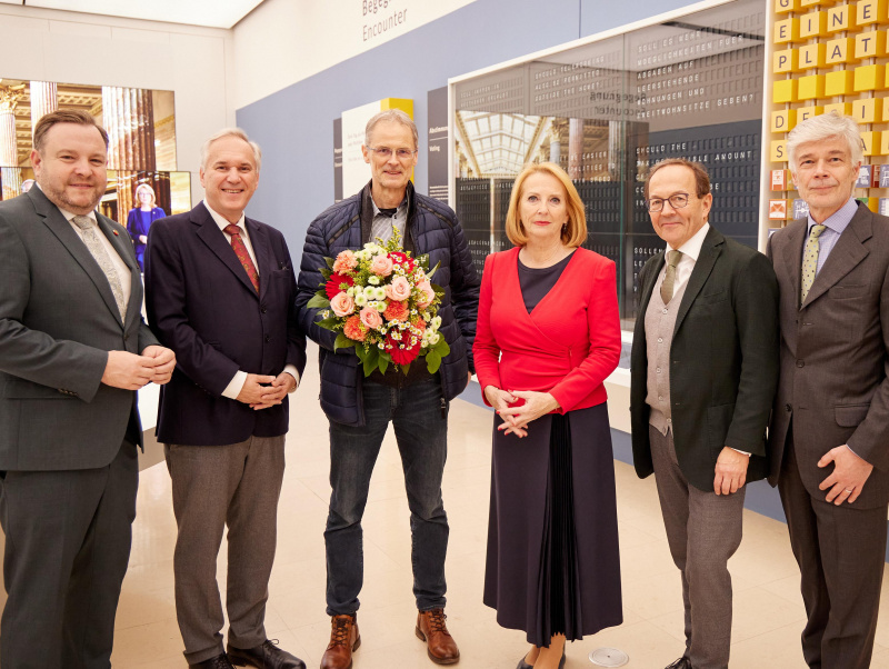 Von links: Bundesratspräsident Franz Ebner (ÖVP), Nationalratspräsident Walter Rosenkranz (FPÖ), Einmillionster Besucher, Dritte Nationalratspräsidentin Doris Bures (SPÖ), Zweiter Nationalratspräsident Peter Haubner (ÖVP), Parlamentsdirektor Harald Dossi,