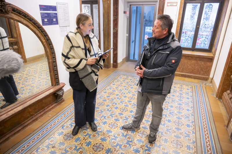 Podcast Host Tatjana Lukáš und Koordinator aller Übersiedelungen Thomas Haidvogel