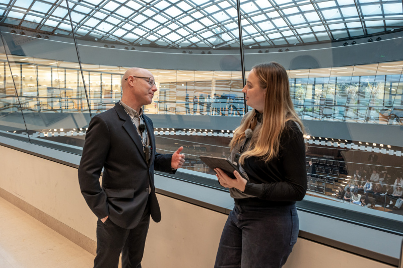 Vermittler Kaspar Wohlleb und Podcast Host Tatjana Lukáš