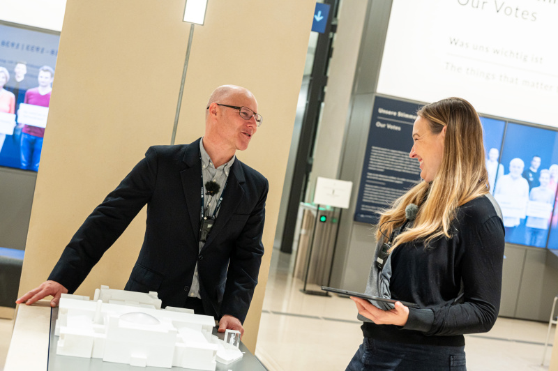 Vermittler Kaspar Wohlleb und Podcast Host Tatjana Lukáš