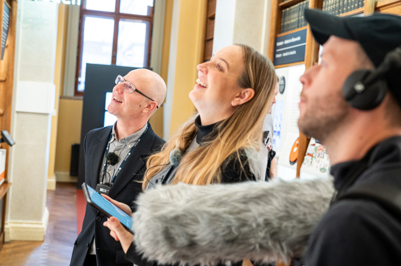 Von links: Vermittler Kaspar Wohlleb, Podcast Host Tatjana Lukáš, Tonmeister