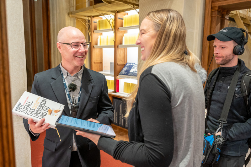 Von links: Vermittler Kaspar Wohlleb, Podcast Host Tatjana Lukáš, Tonmeister