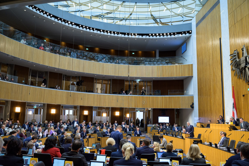 Blick Richtung Sitzungsteilehmer:innen
