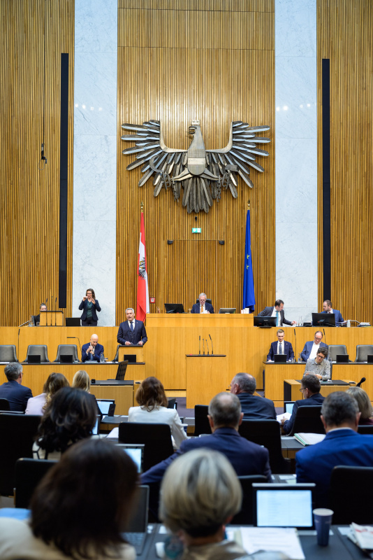 Am Redner:innenpult: Bundeskanzler Karl Nehammer (ÖVP)