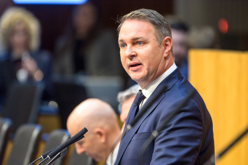 Am Redner:innenpult: Klubobmann Andreas Babler (SPÖ)