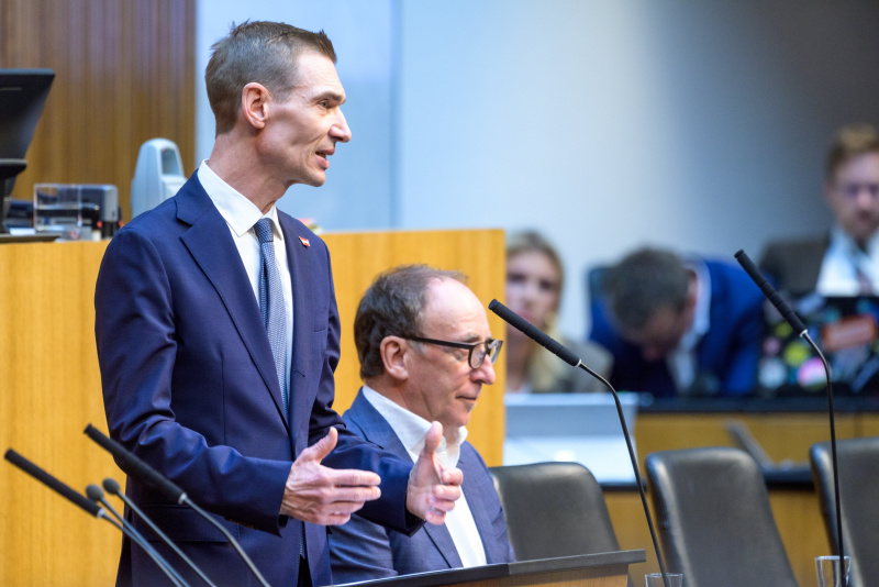 Am Redner:innenpult: Bundesminister für Finanzen Gunter Mayr (ÖVP)