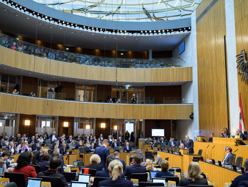 Blick Richtung Sitzungsteilehmer:innen