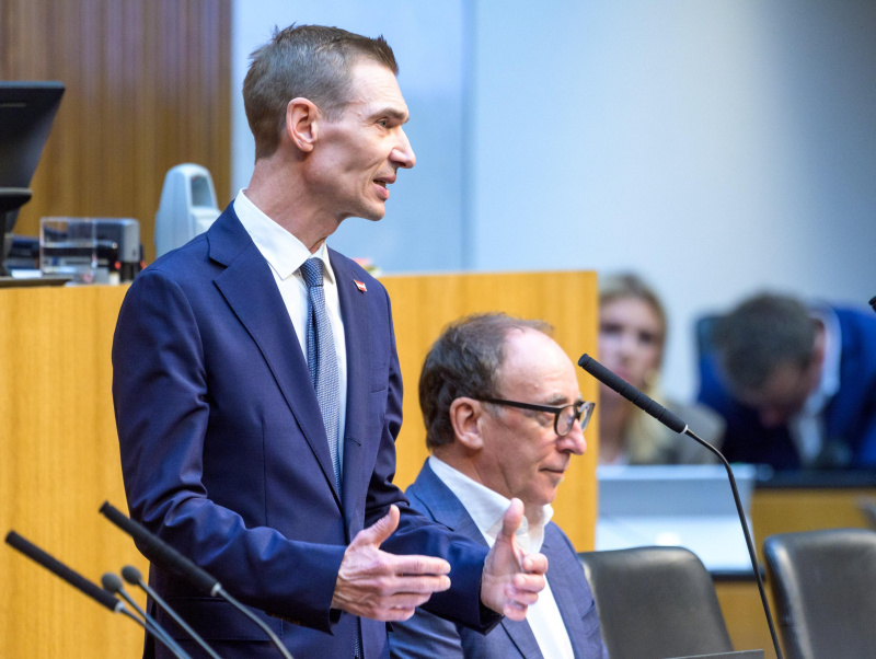 Am Redner:innenpult: Bundesminister für Finanzen: Gunter Mayr