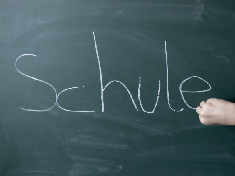 Schriftzug Schule auf Tafel