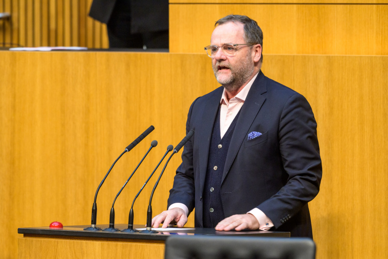 Am Redner:innenpult: Nationalratsabgeordneter Josef Schellhorn (NEOS)