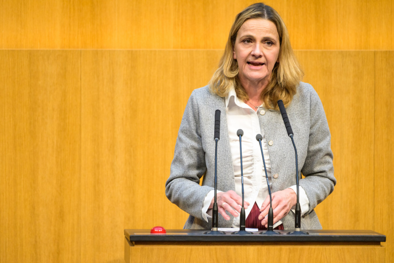 Am Redner:innenpult: Nationalratsabgeordnete Dagmar Belakowitsch (FPÖ)