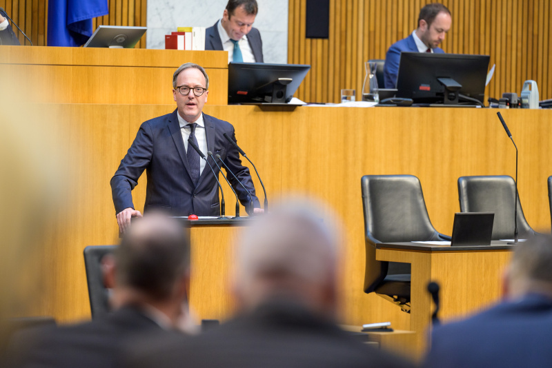 Am Redner:innenpult: Nationalratsabgeordneter Dominik Oberhofer (NEOS)