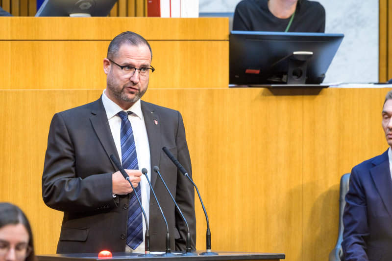 Am Redner:innenpult: Nationalratsabgeordneter Christian Hafenecker (FPÖ)