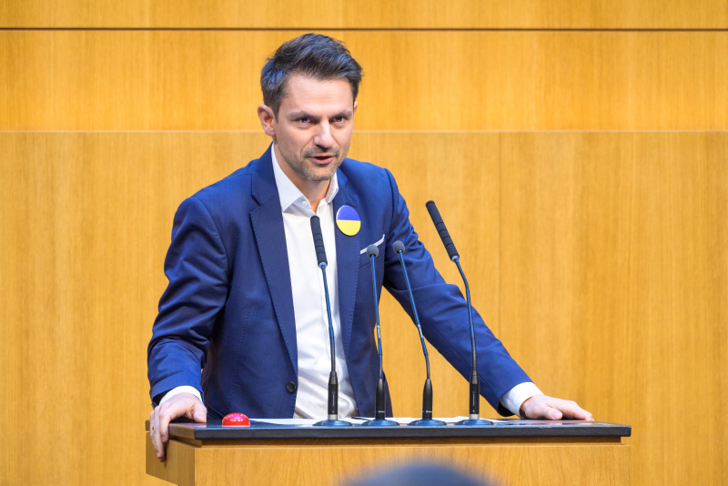 Am Redner:innenpult: Nationalratsabgeordneter Jakob Schwarz (Grüne)