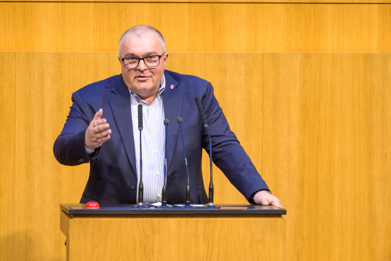 Am Redner:innenpult: Nationalratsabgeordneter Arnold Schiefer (FPÖ)