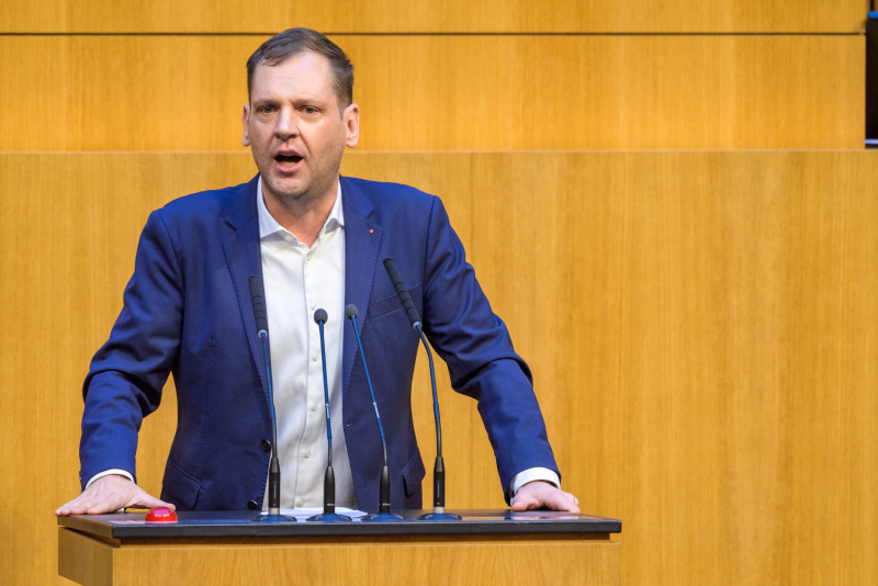 Am Redner:innenpult: Nationalratsabgeordneter Philip Kucher (SPÖ)