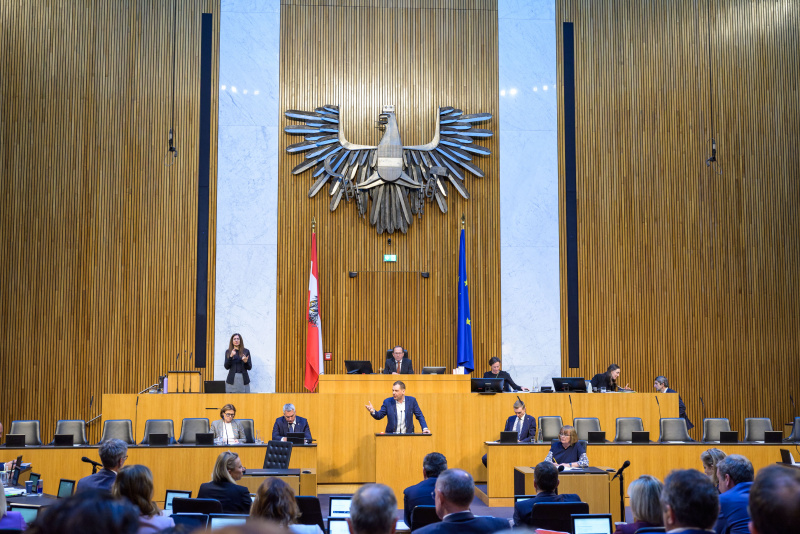 Am Redner:innenpult: Nationalratsabgeordneter Philip Kucher (SPÖ)